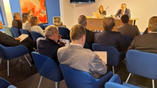 La presidenta de la Sala Contenciosa, María Consuelo Uris Lloret, y el magistrado de la Sala de lo Contencioso-administrativo del Tribunal Supremo, Isaac Merino Jara, en un momento de la intervención